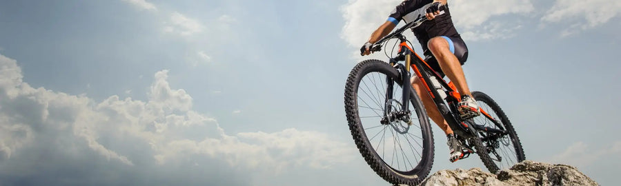 Guida completa all'abbigliamento MTB in primavera e estate: caldo, sole e cambi di programma