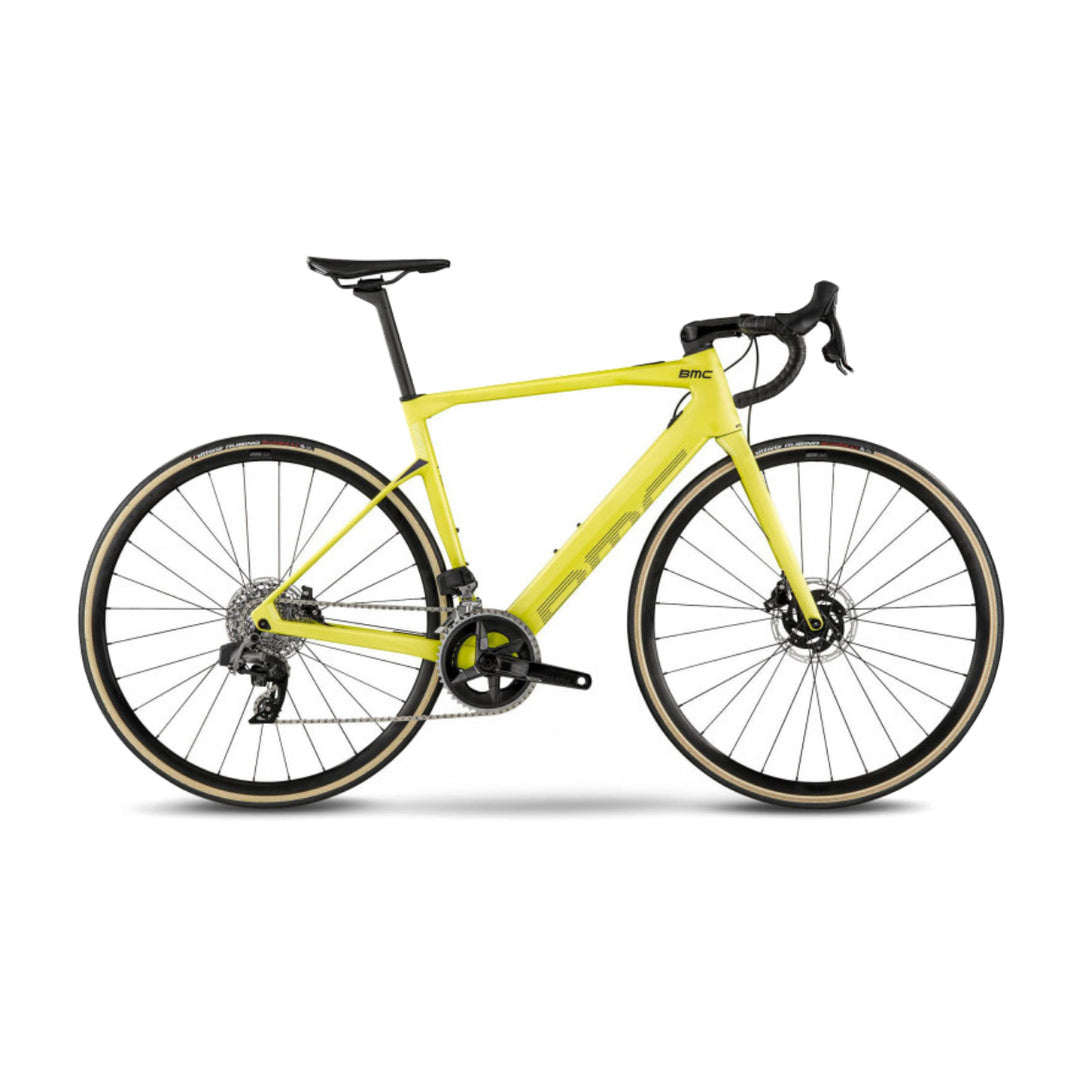 BMC Roadmachine AMP Two su sfondo bianco