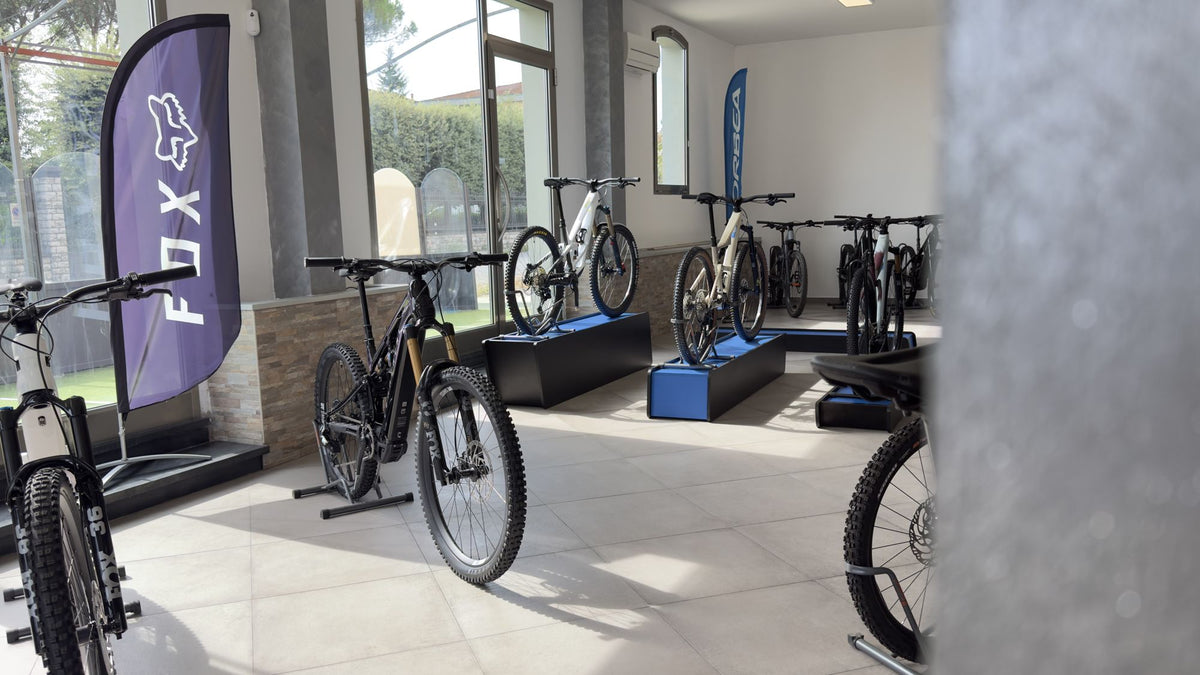 Showroom e-MTB EbikeStore Pisa a Castelfranco di Sotto con bandiere Fox e Orbea